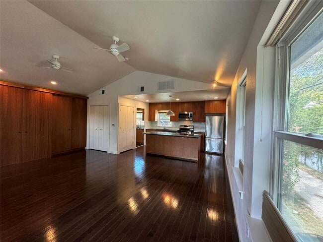 Building Photo - 1208 E 2nd St