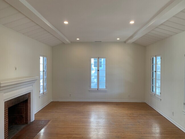 Building Photo - 3781 Greenwood Ave