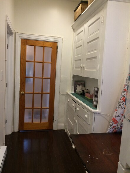 Building Photo - 323 S 46th St