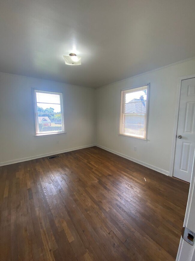 Building Photo - PRE-LEASE JULY 15th! - Adorable 4 bedroom 2.5 bath house in Athens, Ga.