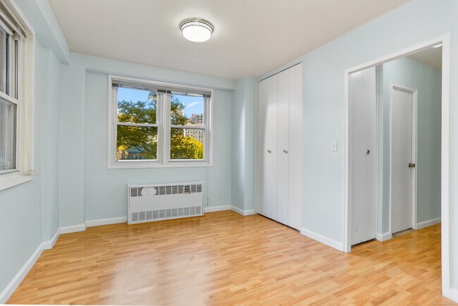 Building Photo - 444 Bedford St