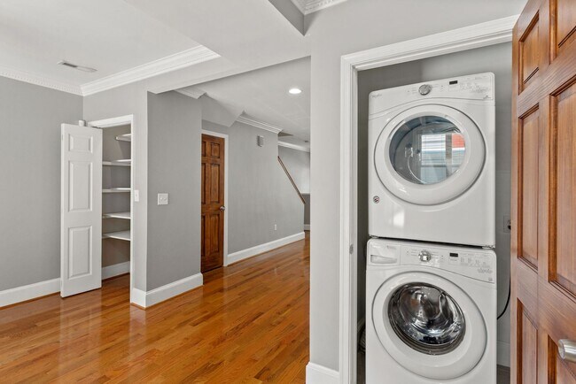 Building Photo - Available Now! 5 Minute Walk From Nats Par...
