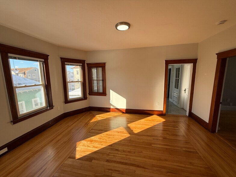 Building Photo - 148 Vernon St