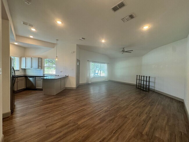 Building Photo - 2 Bed 2 Bath Town Home Available