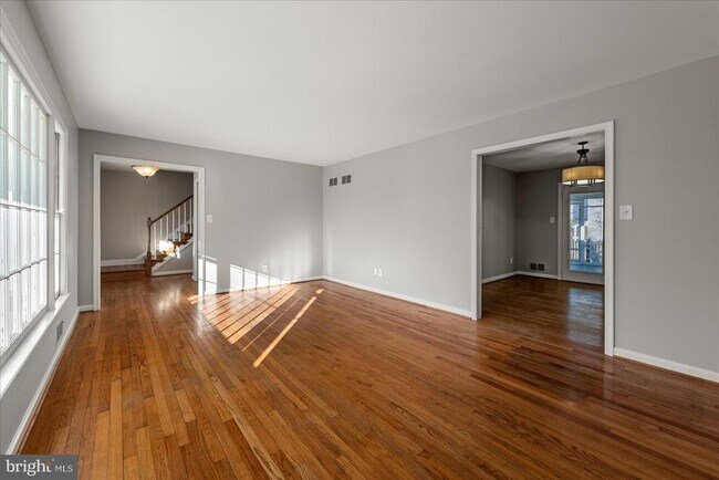 Building Photo - 641 W Country Club Dr