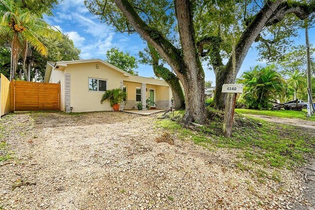 Building Photo - 4540 SW 26th Terrace