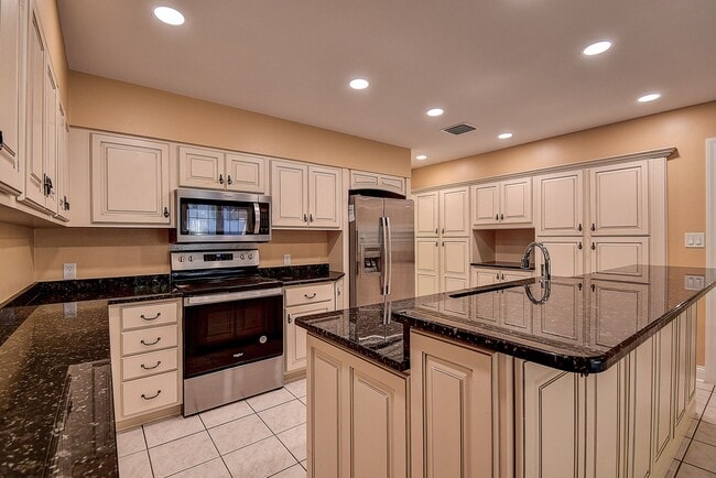 Building Photo - Luxurious 4 bedroom, 3 bath pool home.