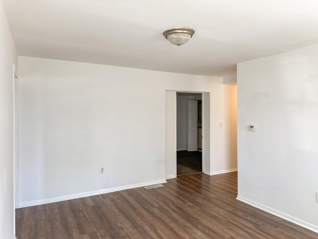 Building Photo - 14 N River St