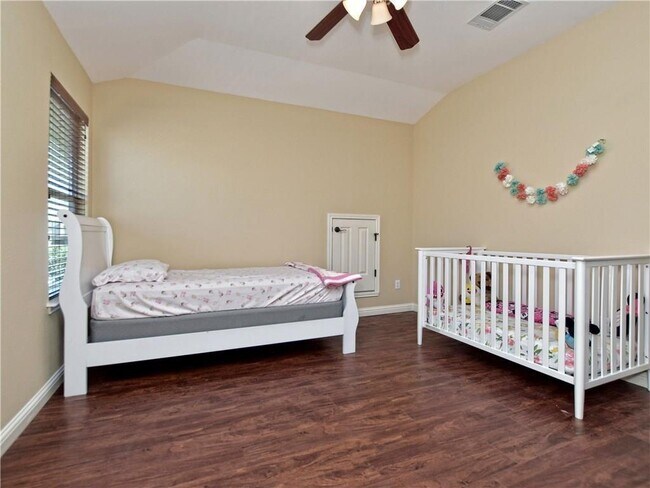 Building Photo - 1802 Greenside Trail
