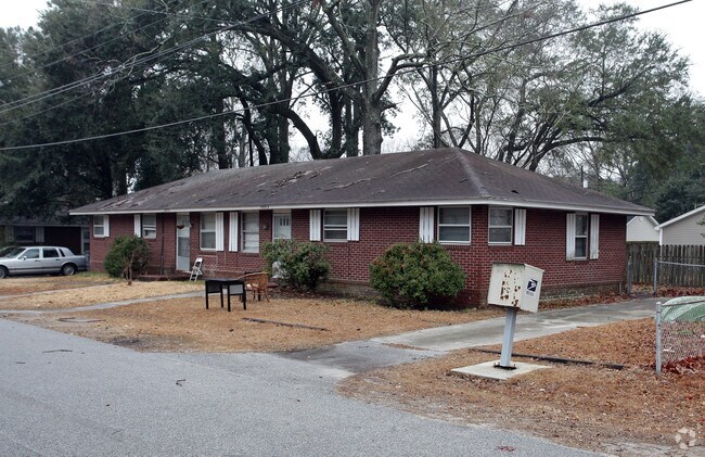 Building Photo - 5601-5651 Parana St