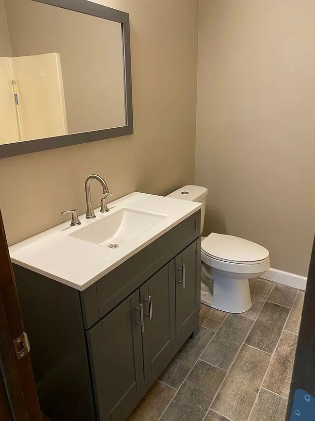 Building Photo - Adorable 4/2 with huge yards