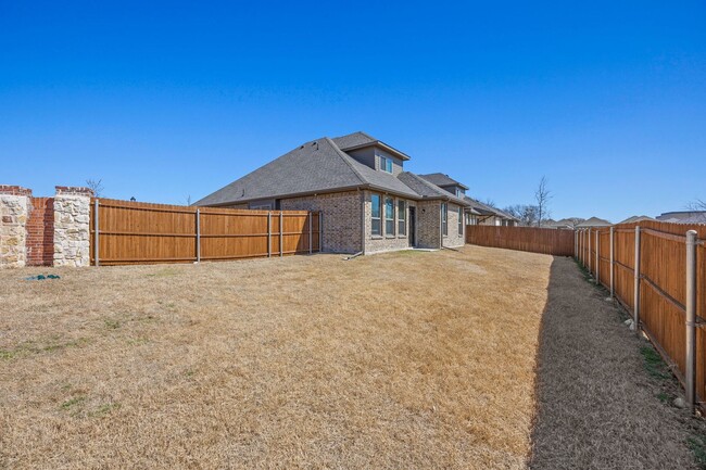 Building Photo - Stunning 4/2.5/2 in Red Oak!