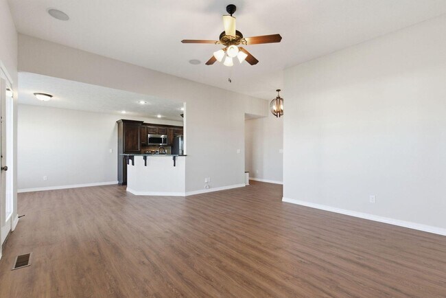 Building Photo - 4 Bed 2 Bath 3 car Garage in Republic MO