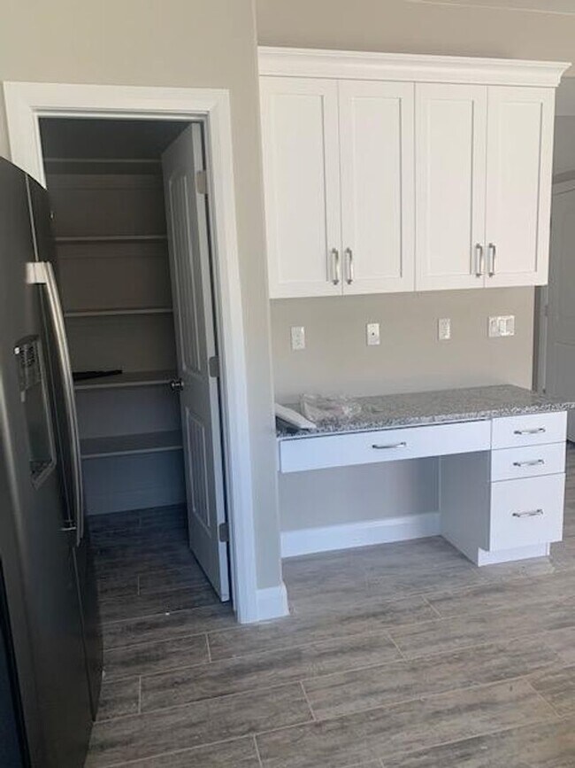 Building Photo - Gorgeous Townhome!  End Unit.