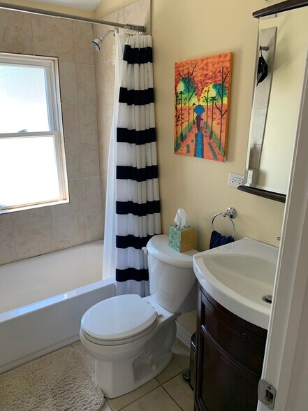 Bathroom - 1662 N Mozart St