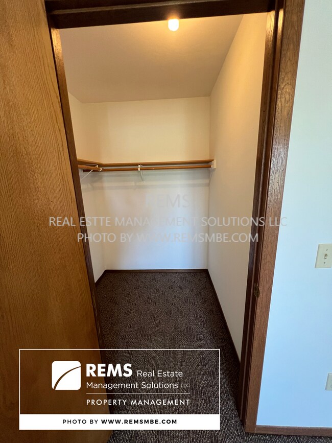 Building Photo - 564 E Slifer St