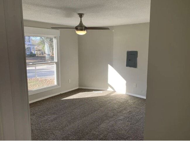 Building Photo - 3 bedroom/2 bath house
