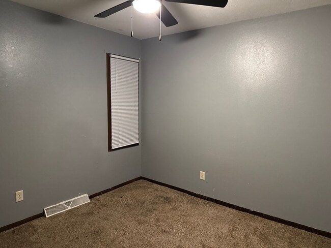 Building Photo - Spacious 3 BR/2 BA in nice north-side culdesac!