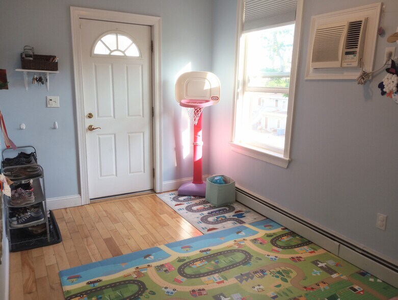 Extra room, home office, playroom, exercise room - 28 Robbins St