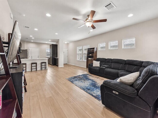 Building Photo - 6403 Principale Dr