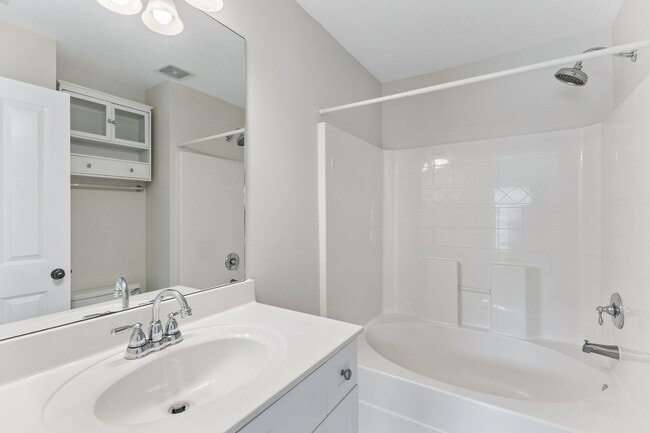 Building Photo - Beautifully maintained 3-bedroom, 2-bath townhome in Nashville’s highly desirable Lennox Village