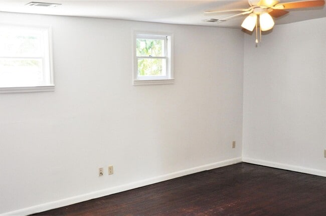 Building Photo - 35 Bogard St