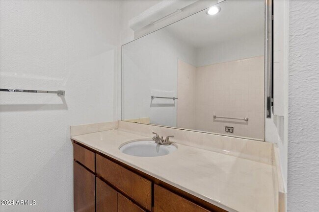 Building Photo - 6438 E Butte St