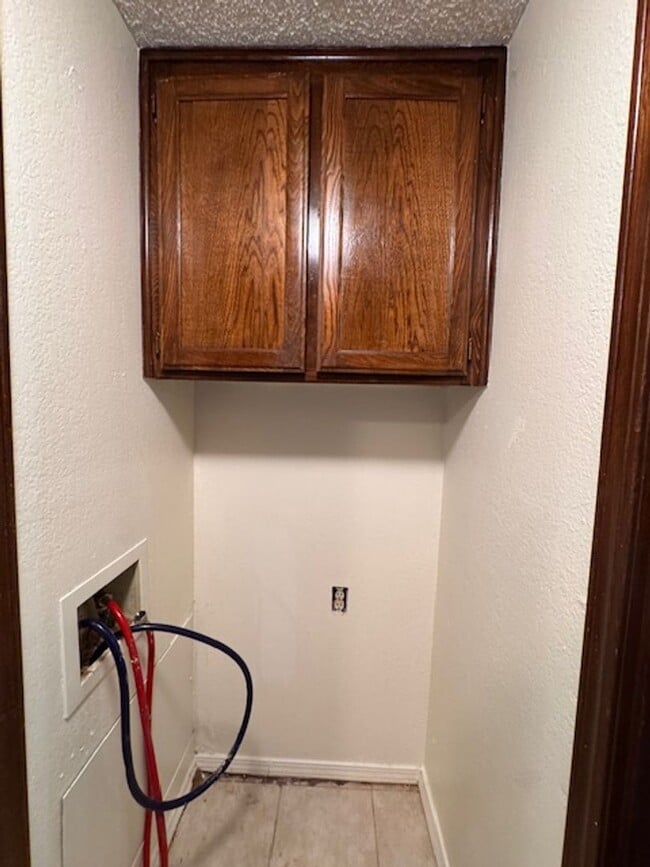 Building Photo - 2 bed 2 bed garage conversion with flex space, close to I-44 and I-240 ready for move in! Pets co...