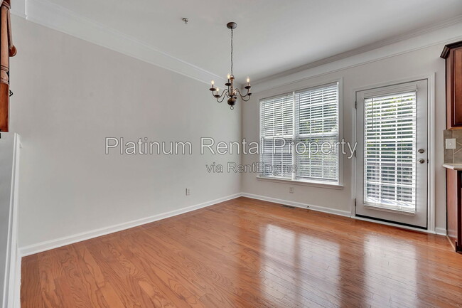 Building Photo - 221 Balaban Cir