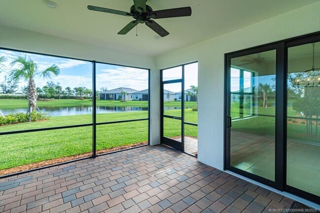 Building Photo - 861 SE Courances Dr