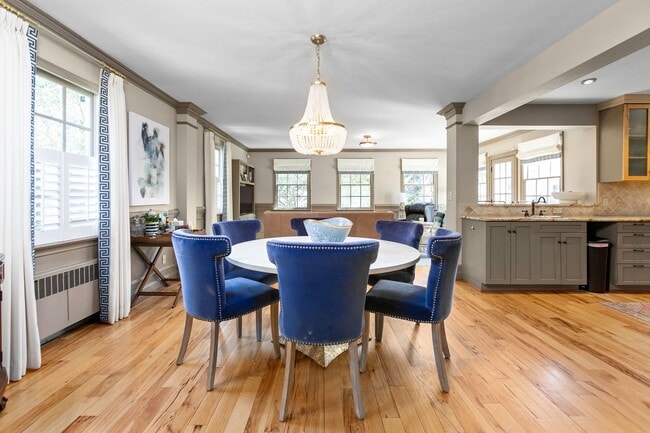 Building Photo - Stunning Irving Park 4 bedroom, 4 bathroom...