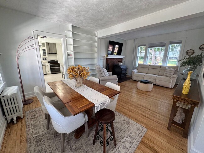 Building Photo - 3 Bedroom, 1.5 Bath, Furnished Home in Houghton