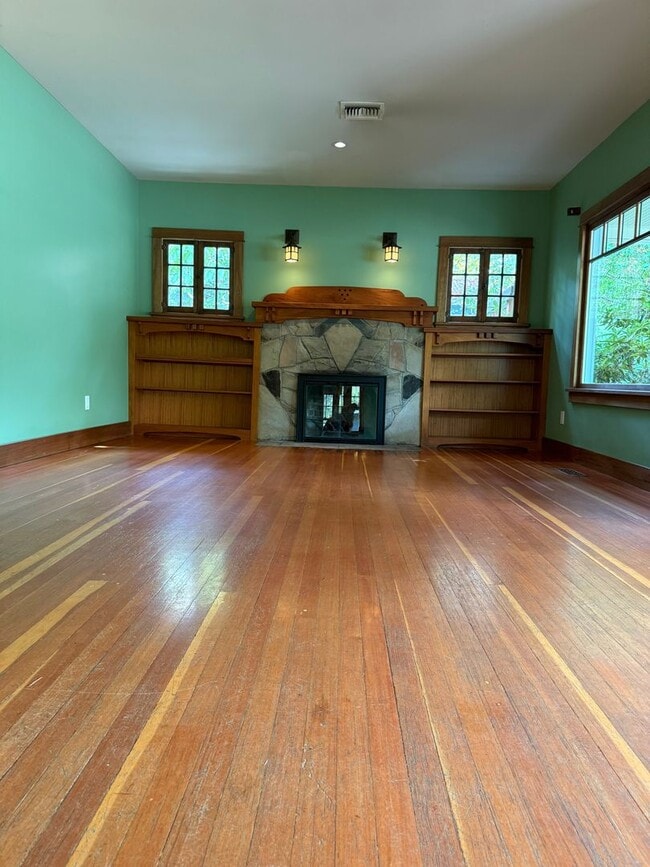 Building Photo - Craftsman home near Downtown Ashland | Ava...