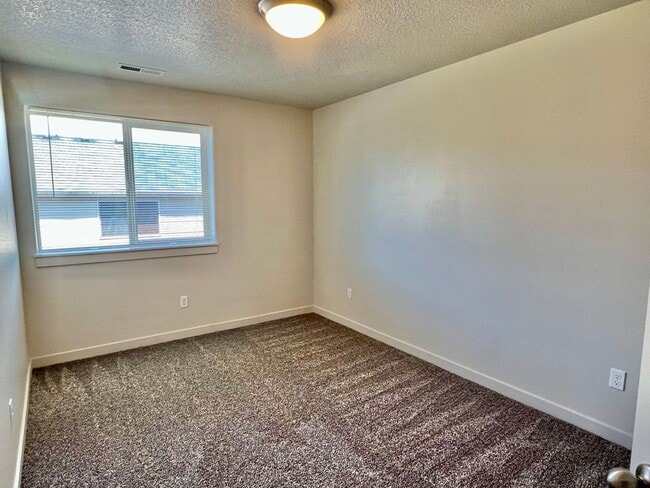 Building Photo - Beautiful Newer Built Home Central location!