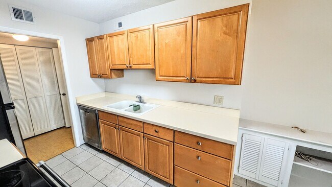 Building Photo - Annual UNfurnished Siesta Key Gulf front 2/2 condo with water views!