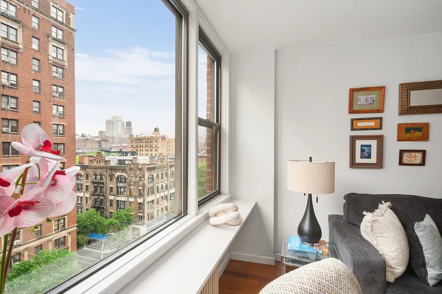 Building Photo - 200 W 79th St