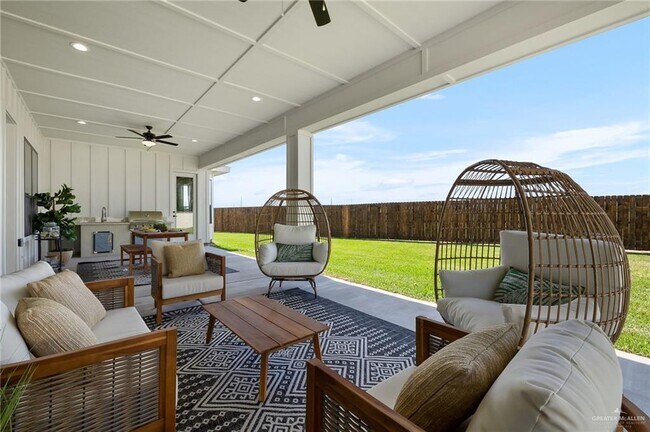 Building Photo - 33 E Silos Ave