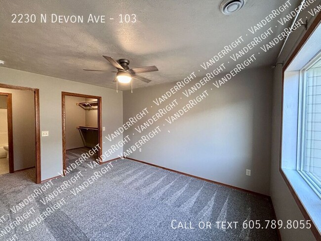 Building Photo - 2230 Devon Ave