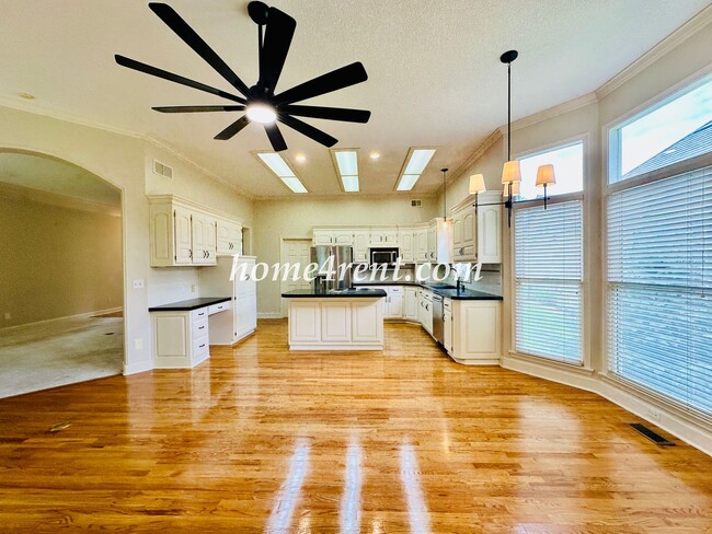 Building Photo - Exceptional 1.5 Story Home in the Prestigious Loch Lloyd Community!
