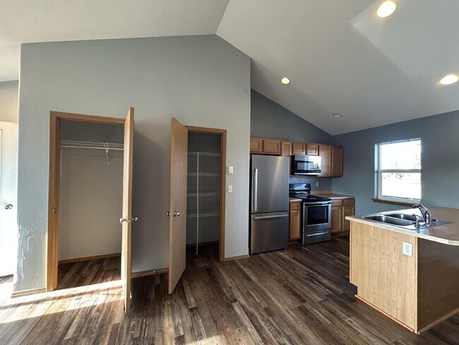 Building Photo - 2 Bed / 1 Bath Upstairs Condo with Garage. Convenient location