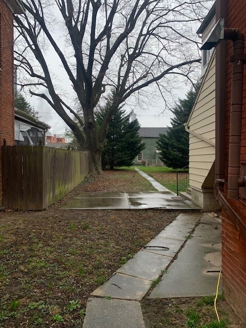 Building Photo - 150 S East St