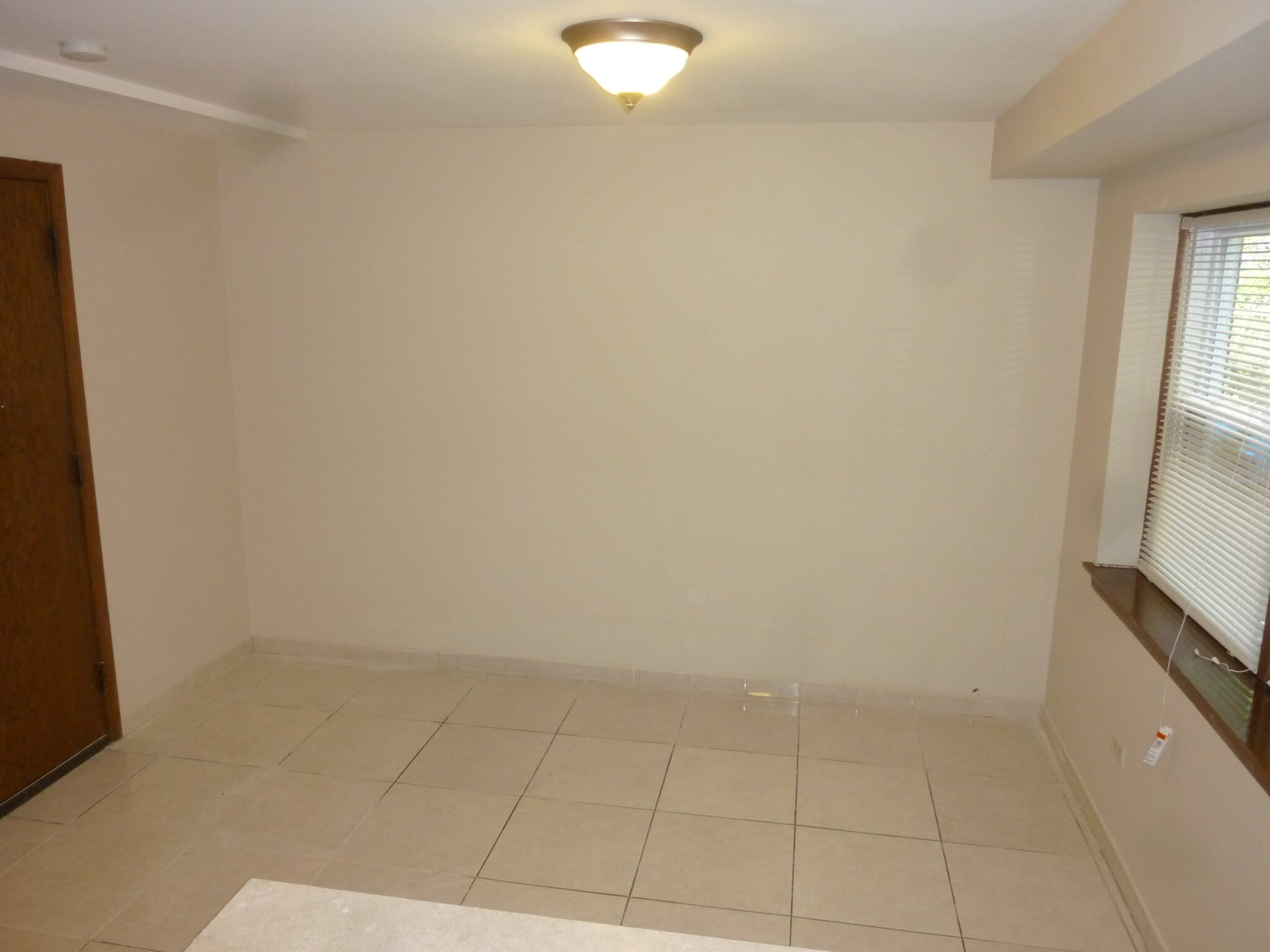 Dinette area - 5004 W Montrose Ave