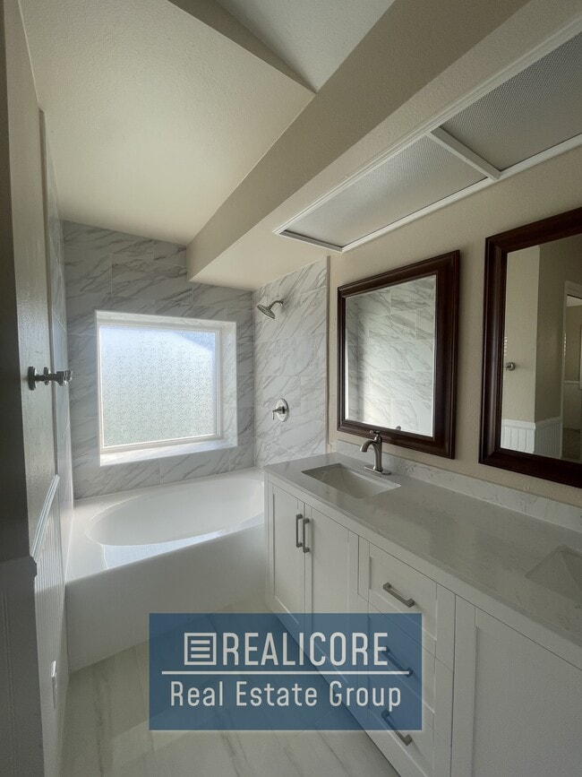 Building Photo - 10937 Sonora Ave