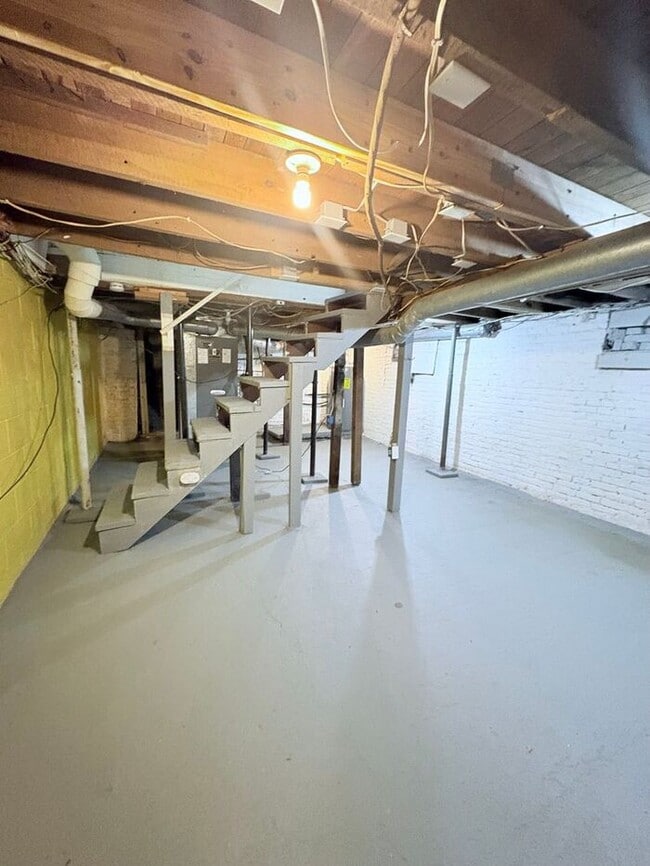 Building Photo - Charming 4 beds 3 baths in Reynoldsbug!