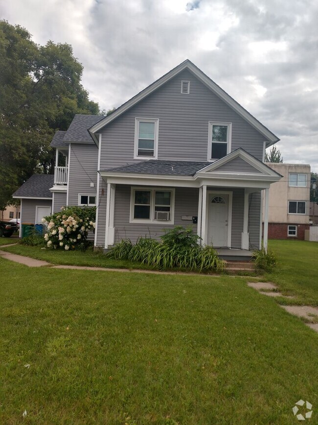 Building Photo - 313 1st Ave W