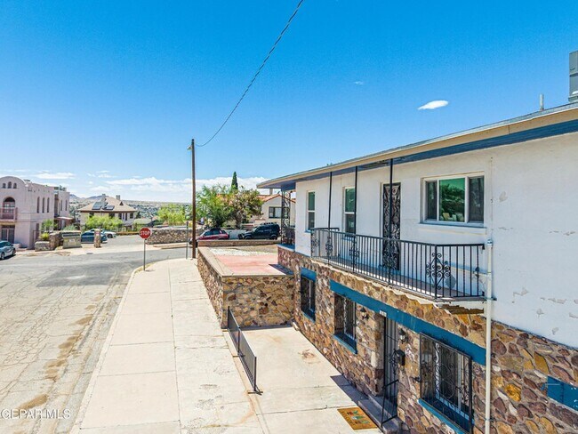 Building Photo - 1300 Randolph Dr