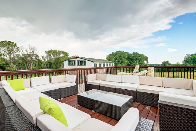 Building Photo - 8280 Queen St