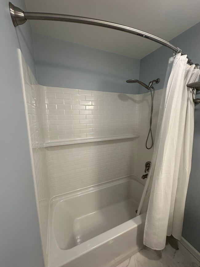 Building Photo - 14 Linden St