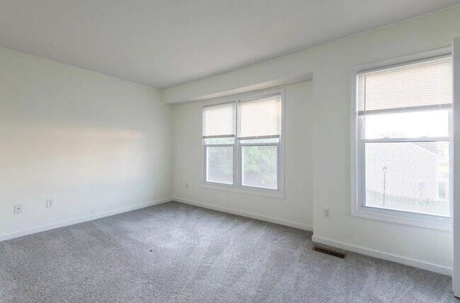 Building Photo - 15249 Broadwater Cir