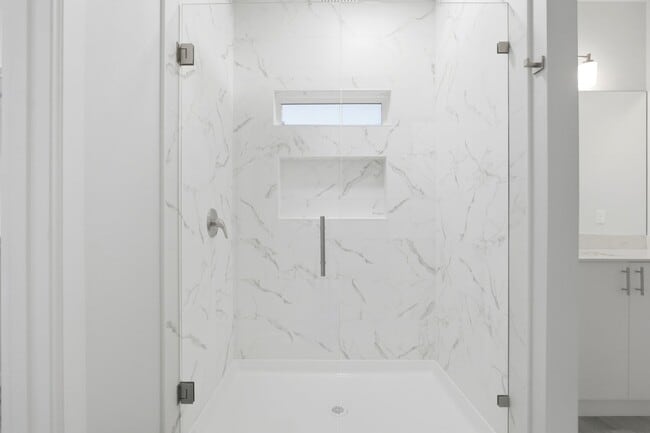 Building Photo - 1600 Clinton St